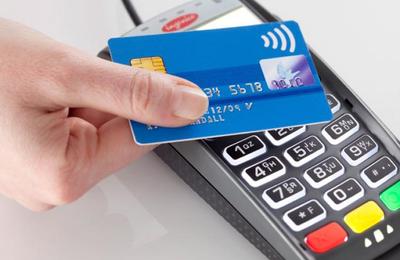 Un bărbat este cercetat de poliție fiindcă după găsirea unui un card bancar a cheltuit banii de pe el