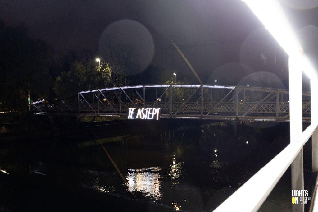Instalația luminoasă cu mesajul ”Te aștept” a fost reamplasată pe Podul Elisabeta peste Someșul Mic