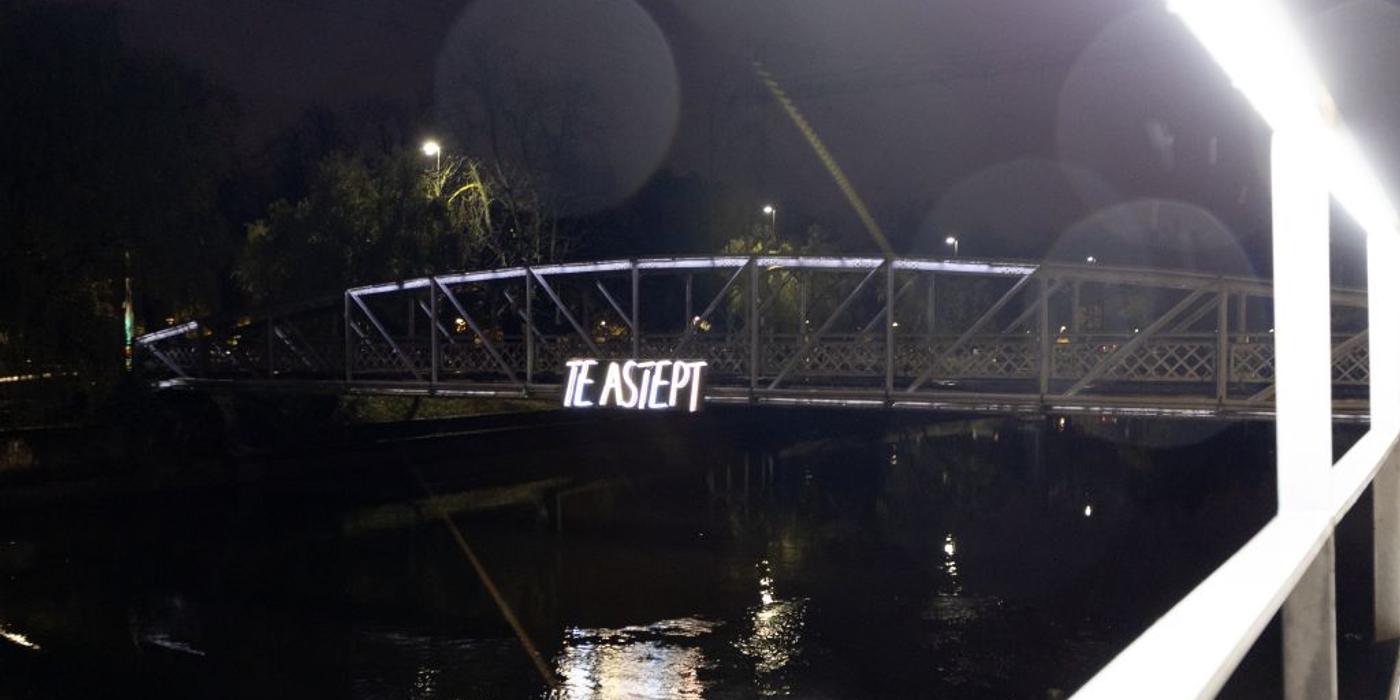 Instalația luminoasă cu mesajul ”Te aștept” a fost reamplasată pe Podul Elisabeta peste Someșul Mic