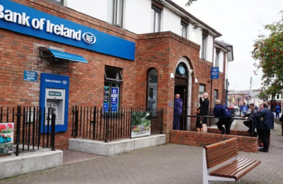 Bank of Ireland îşi cere scuze în urma unei probleme care le-a permis clienţilor să retragă la ATM mai mulţi bani decât aveau în cont. Cozi la ATM, după zvonul retragerii de bani ”gratuit”. Unii clienţi fără bani în cont au putut retrage până la 10.000 de euro, scrie presa