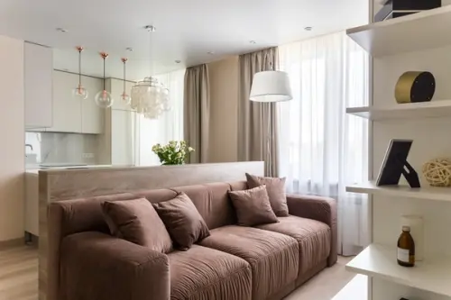 Apartament de 2 camere in tonuri pastelate modern amenajat pentru un cuplu de tineri