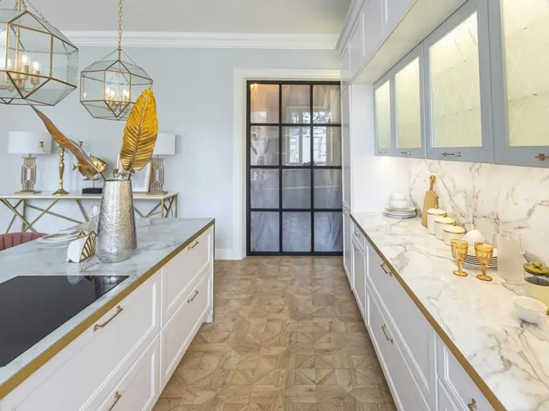 Idei de amenajare a unei bucătării lungi și înguste