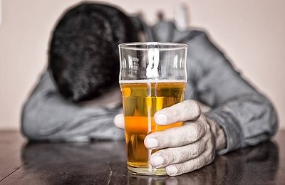 7 semne că o dependență îți afectează viața. Avertismentul specialiștilor despre alcool, droguri și jocuri de noroc