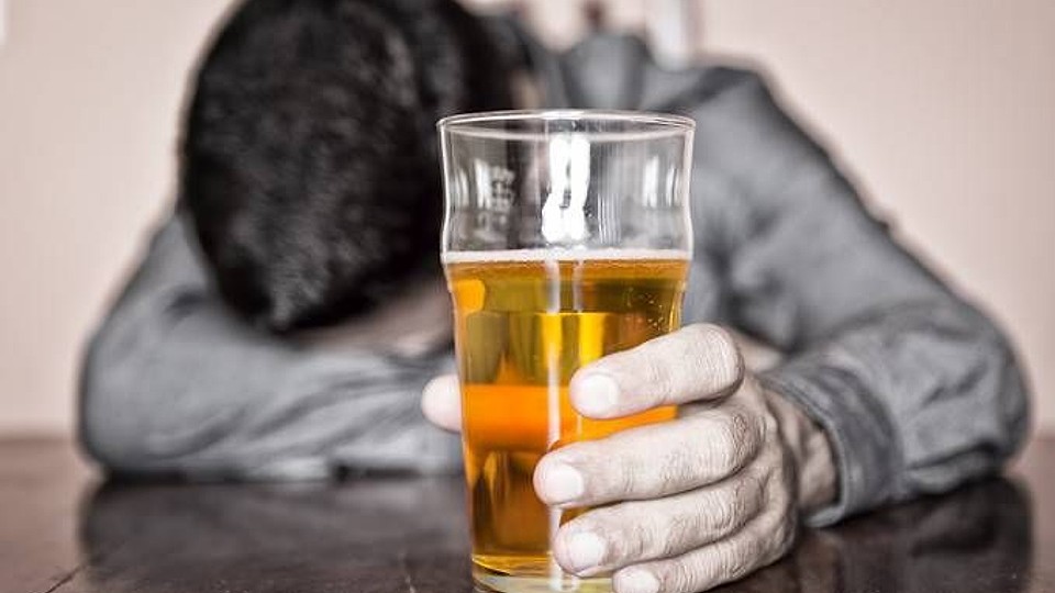 7 semne că o dependență îți afectează viața. Avertismentul specialiștilor despre alcool, droguri și jocuri de noroc