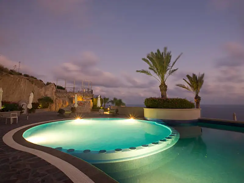 Soluții de iluminat inedite pentru piscina din curte