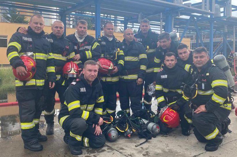 Peste 150 de pompieri salvatori au intervenit pentru stingerea incendiului de la Rafinăria Petromidia, în condiţii extreme/ După lichidarea incendiului, o autospecială a ISU a rămas pentru supraveghere, alături de operatorul privat FOTO