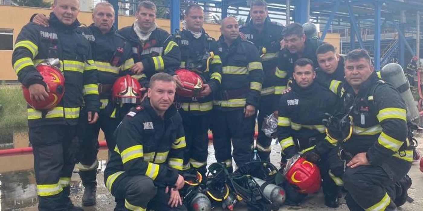 Peste 150 de pompieri salvatori au intervenit pentru stingerea incendiului de la Rafinăria Petromidia, în condiţii extreme/ După lichidarea incendiului, o autospecială a ISU a rămas pentru supraveghere, alături de operatorul privat FOTO