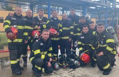 Peste 150 de pompieri salvatori au intervenit pentru stingerea incendiului de la Rafinăria Petromidia, în condiţii extreme/ După lichidarea incendiului, o autospecială a ISU a rămas pentru supraveghere, alături de operatorul privat FOTO