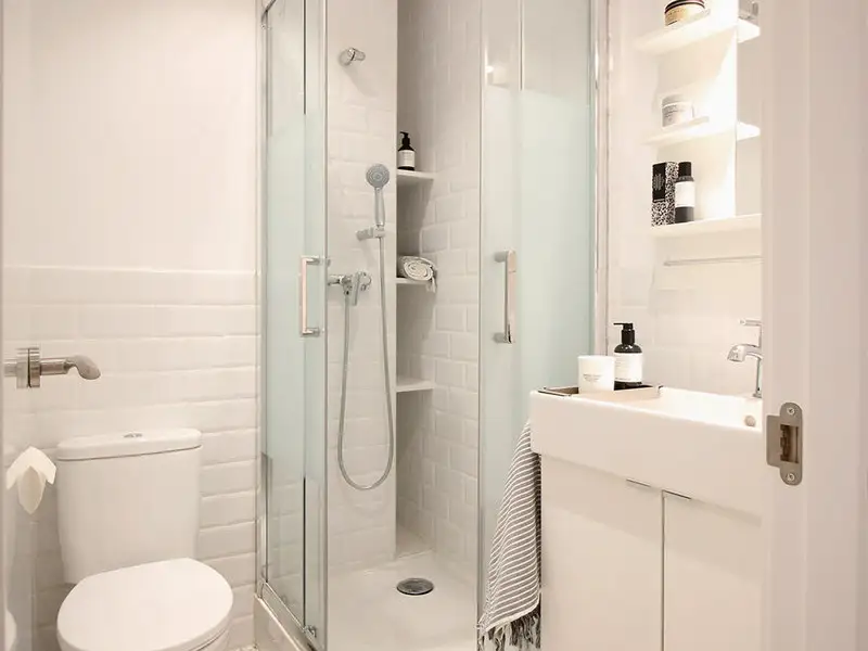 Inainte si dupa o schimbare radicala pentru o baie mica