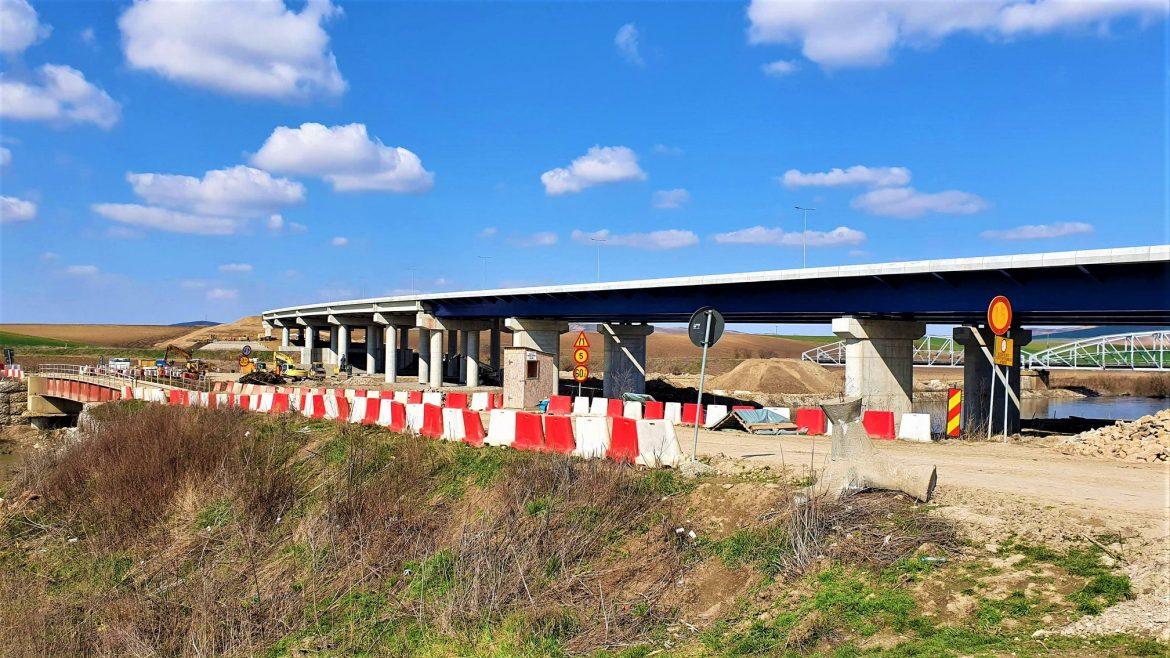 Începând de marţi, pe bretelele 5 şi 7 ale nodului rutier Cheţani, situat pe Autostrada Transilvania, traficul rutier va fi închis