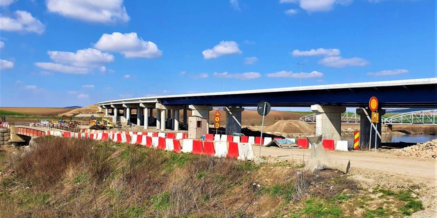 Începând de marţi, pe bretelele 5 şi 7 ale nodului rutier Cheţani, situat pe Autostrada Transilvania, traficul rutier va fi închis