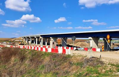 Începând de marţi, pe bretelele 5 şi 7 ale nodului rutier Cheţani, situat pe Autostrada Transilvania, traficul rutier va fi închis