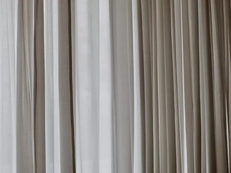 Perdele și draperii sau jaluzele: ce opțiune este mai potrivită pentru casa ta