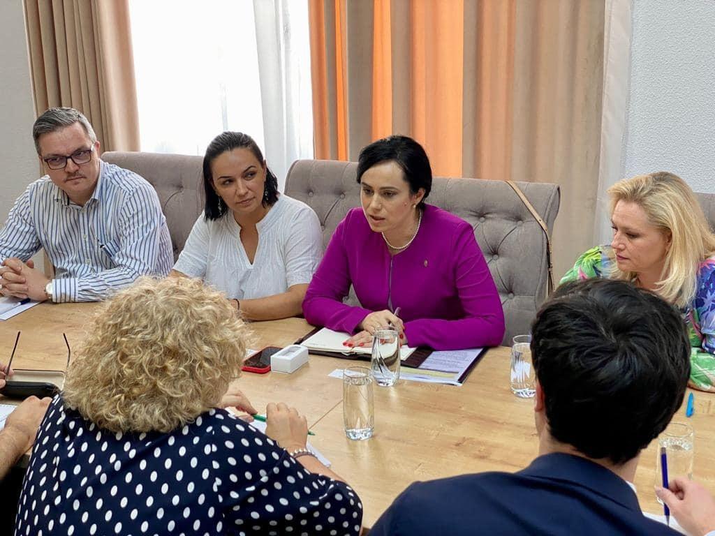 Ministrul Muncii, întâlnire cu reprezentanţii Băncii Mondiale pe tema pensiilor şi a salarizării în sistemul bugetar / Simona Bucura Oprescu: Pachetul de pensii, gata în timp util pentru ca România să transmită cererea de plată 3 din PNRR