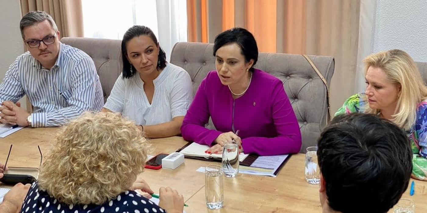 Ministrul Muncii, întâlnire cu reprezentanţii Băncii Mondiale pe tema pensiilor şi a salarizării în sistemul bugetar / Simona Bucura Oprescu: Pachetul de pensii, gata în timp util pentru ca România să transmită cererea de plată 3 din PNRR