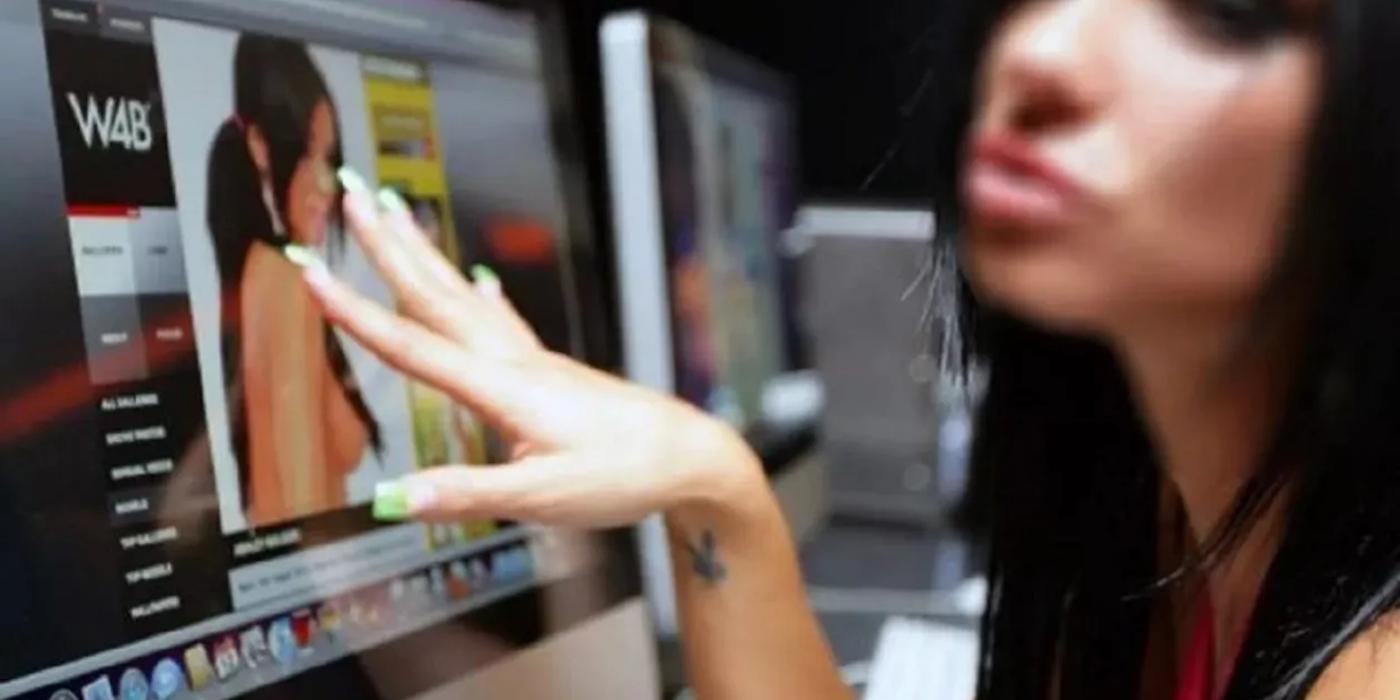 Tinerii români renunță la facultate și se apucă de videochat. Banii sunt pe primul loc