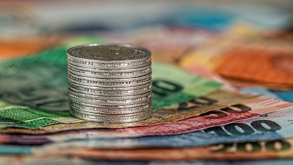 Leul se apreciază din nou față de euro. Cursul anunțat de BNR