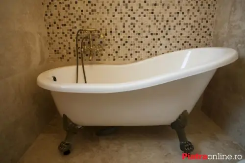 Baie amenajata in stil clasic, cu inspiratie venetiana