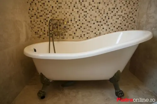 Baie amenajata in stil clasic, cu inspiratie venetiana