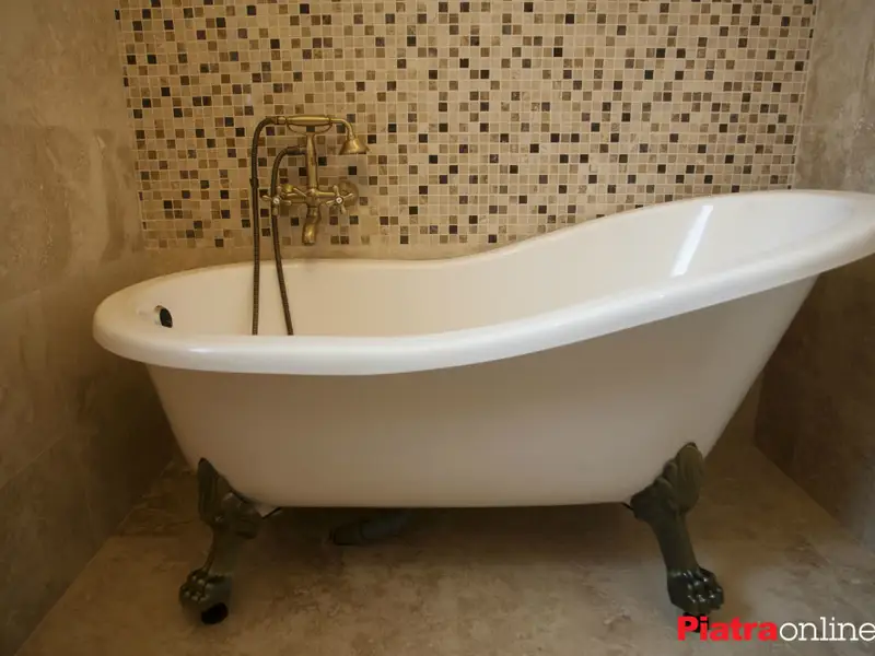 Baie amenajata in stil clasic, cu inspiratie venetiana