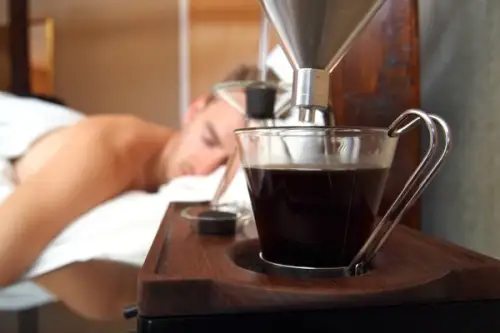 Barisieur un ceas cu alarma care te trezeste cu o ceasca de cafea