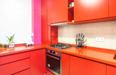 A Bold Color Palette for a 9 sq m Kitchen