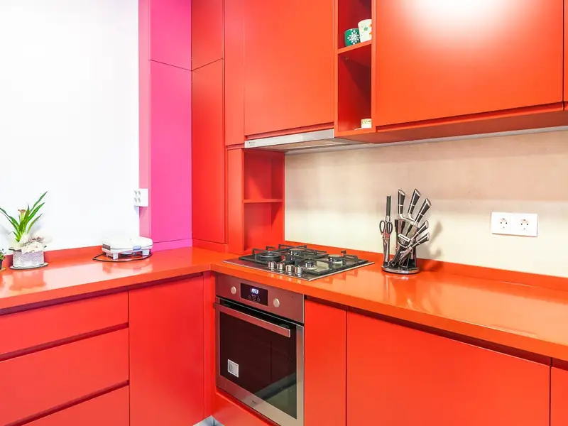 O cromatica curajoasa pentru o bucatarie de 9 mp