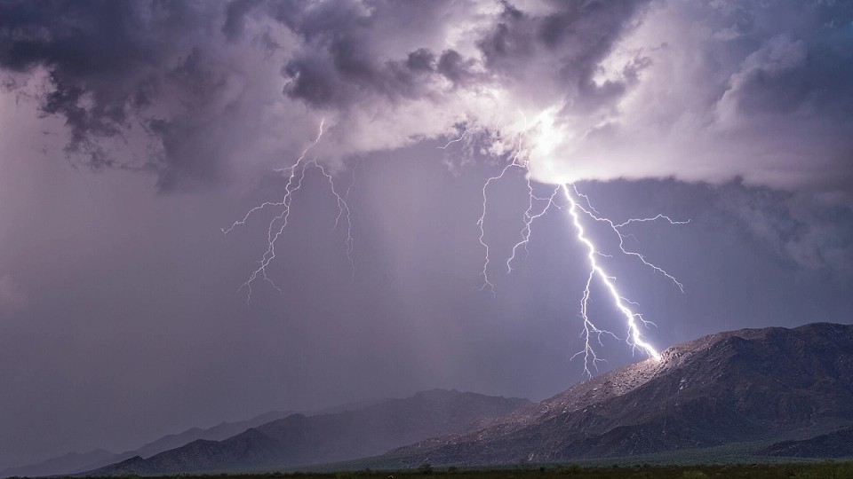 Alertă meteo: Furtuni violente cu descărcări electrice în București