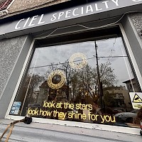 Un colț de poveste în inima Cotroceniului, pisici jucăușe care îți țin companie și un matcha latte desăvârșit