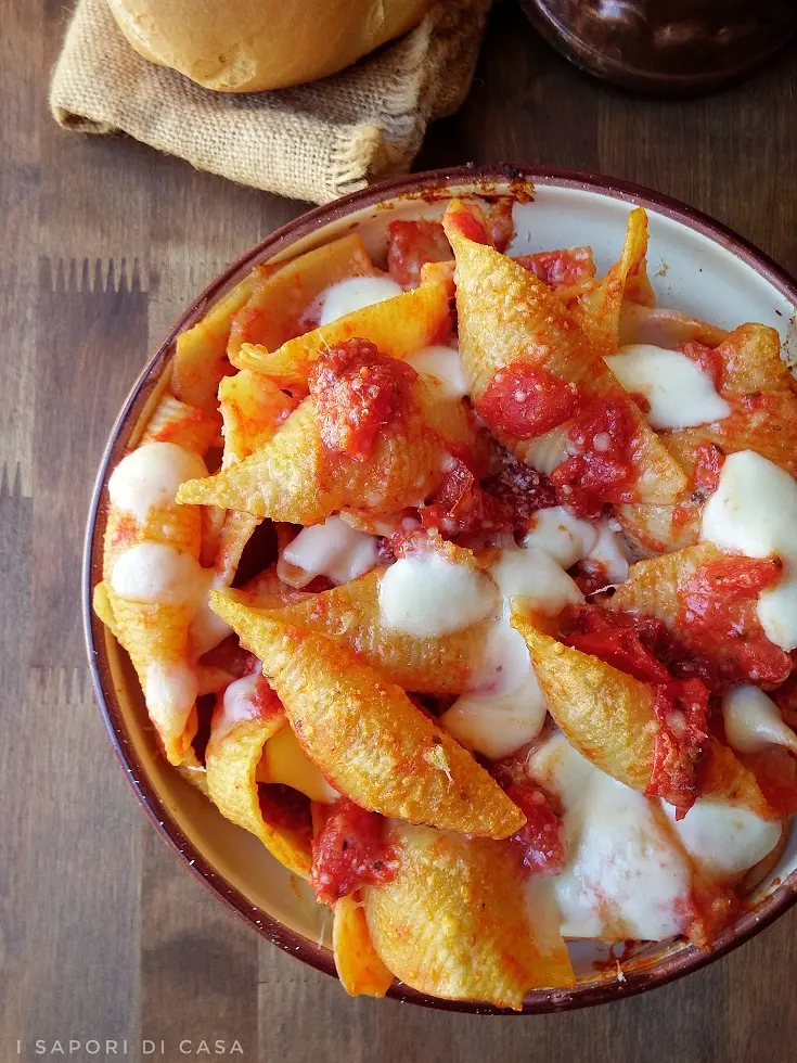 Conchiglioni al forno cu salsa pizzaiola și mozzarella