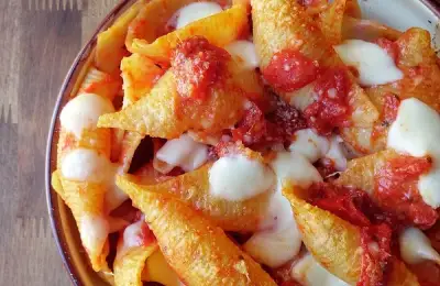 Conchiglioni al forno cu salsa pizzaiola și mozzarella