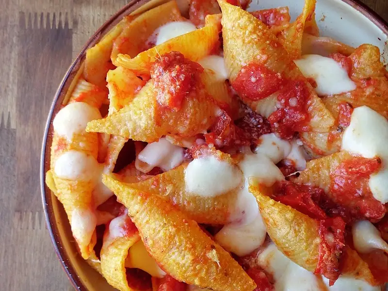 Conchiglioni al forno cu salsa pizzaiola și mozzarella