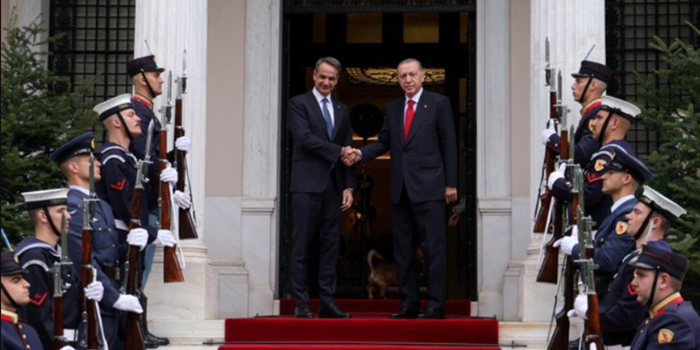 ”Nu există nicio problemă care să nu poată fi rezolvată” între Turcia şi Grecia, îi spune Erdogan, la Atena, lui Mitsotakis. Ei semnează o Declaraţie Comună de ”bună vecinătate”. 16 acorduri bilaterale încheiate în Înaltul Consiliu de Cooperare