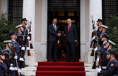 ”Nu există nicio problemă care să nu poată fi rezolvată” între Turcia şi Grecia, îi spune Erdogan, la Atena, lui Mitsotakis. Ei semnează o Declaraţie Comună de ”bună vecinătate”. 16 acorduri bilaterale încheiate în Înaltul Consiliu de Cooperare