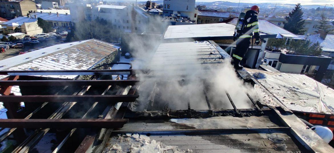 Incendiu pe teresa unui bloc din Cluj-Napoca. Incidentul a avut loc luni după-amiază