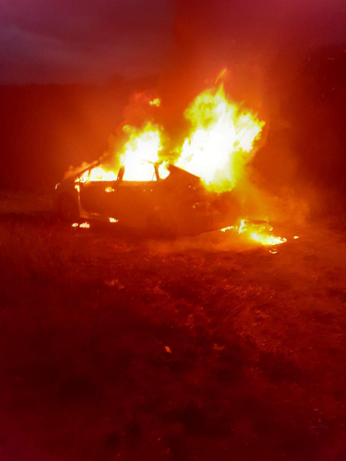 O persoană a ars de vie duminică seara, după ce mașina în care se afla a luat foc