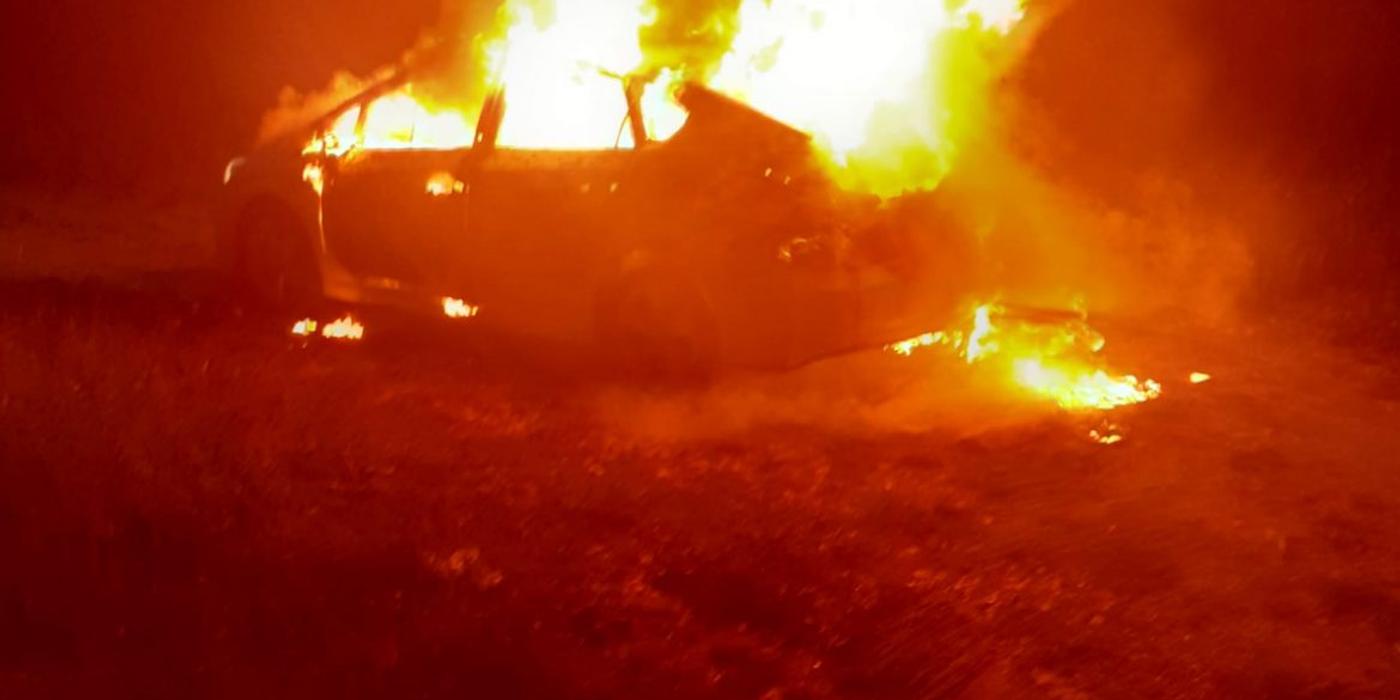 O persoană a ars de vie duminică seara, după ce mașina în care se afla a luat foc