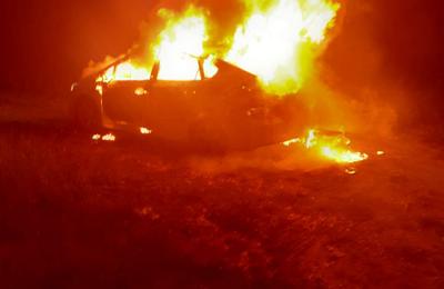 O persoană a ars de vie duminică seara, după ce mașina în care se afla a luat foc