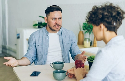 O femeie din Iași a divorțat de soțul cu care are împreună trei copii pentru că așa i-a recomandat inteligența artificială