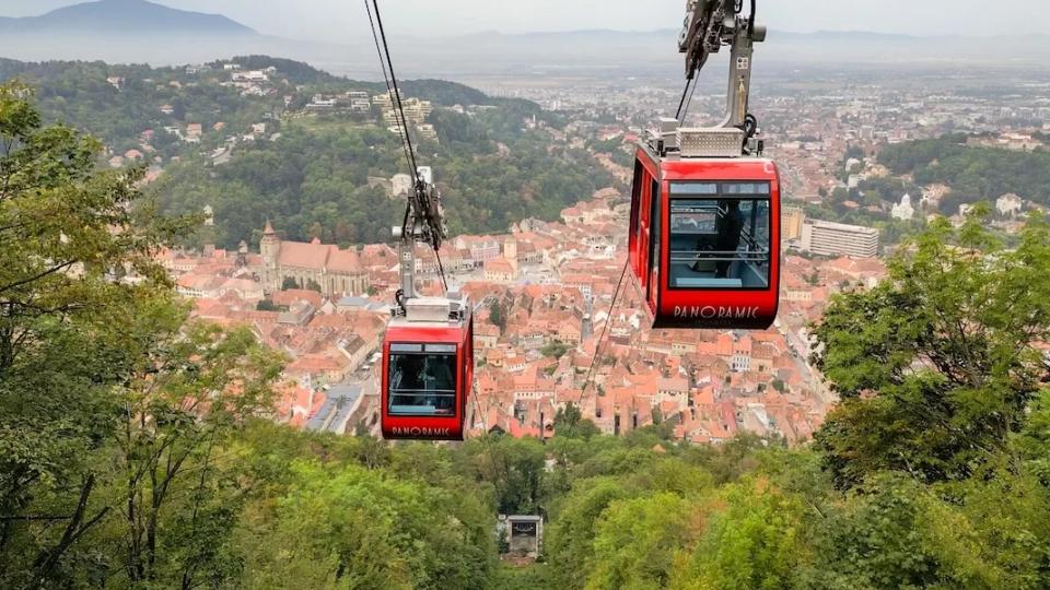 Două simboluri ale Brașovului, telecabina și restaurantul Panoramic, modernizate complet