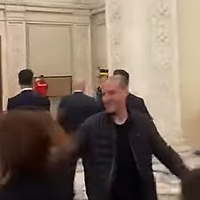 VIDEO | Derapaj democratic grav în România. Ilie Bolojan și-a pus aghiotanții să-l apere de presă: Jurnaliștii au fost bruscați și îmbrânciți ca nu cumva să îi pună vreo întrebare incomodă