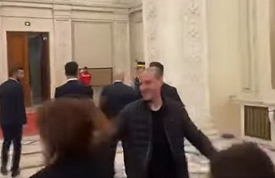 VIDEO | Derapaj democratic grav în România. Ilie Bolojan și-a pus aghiotanții să-l apere de presă: Jurnaliștii au fost bruscați și îmbrânciți ca nu cumva să îi pună vreo întrebare incomodă