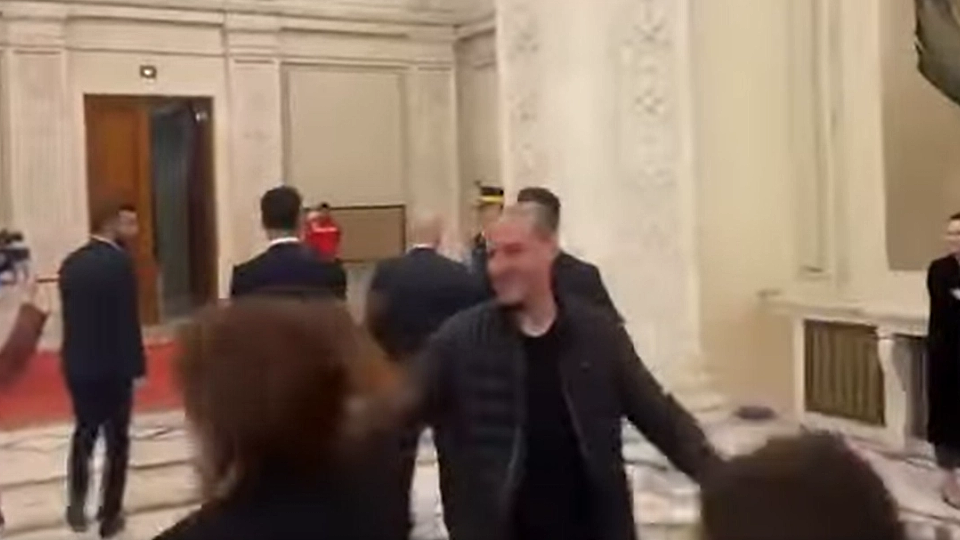 VIDEO | Derapaj democratic grav în România. Ilie Bolojan și-a pus aghiotanții să-l apere de presă: Jurnaliștii au fost bruscați și îmbrânciți ca nu cumva să îi pună vreo întrebare incomodă