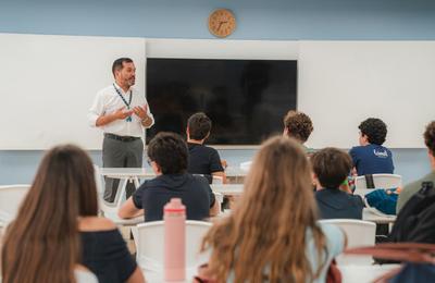 Analiză IntegralEdu: exportul de creiere începe de la liceu. Marea Britanie pierde teren, în timp ce programele IB și destinațiile mediteraneene devin noua normă