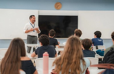 Analiză IntegralEdu: exportul de creiere începe de la liceu. Marea Britanie pierde teren, în timp ce programele IB și destinațiile mediteraneene devin noua normă