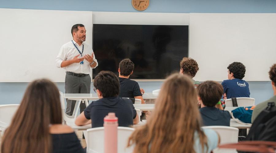 Analiză IntegralEdu: exportul de creiere începe de la liceu. Marea Britanie pierde teren, în timp ce programele IB și destinațiile mediteraneene devin noua normă