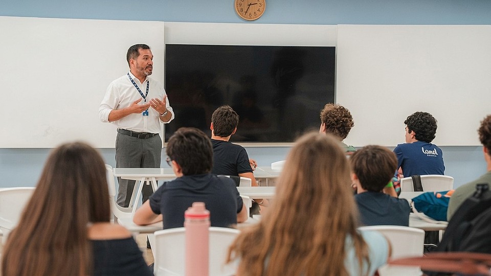 Analiză IntegralEdu: exportul de creiere începe de la liceu. Marea Britanie pierde teren, în timp ce programele IB și destinațiile mediteraneene devin noua normă