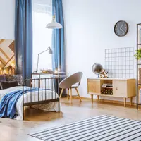 Dormitorul în stil minimalist pentru adolescenți: Un sanctuar de liniște și funcționalitate