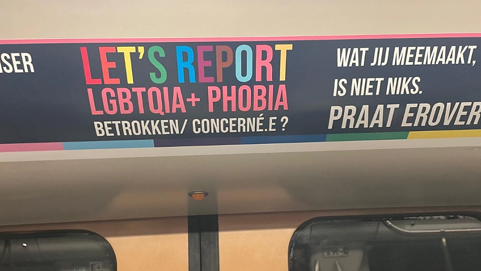 FOTO | Bruxelles-ul a fost împânzit de afișe în care cetățenii sunt îndemnați să-și toarne cunoscuții suspectați de „homofobie”