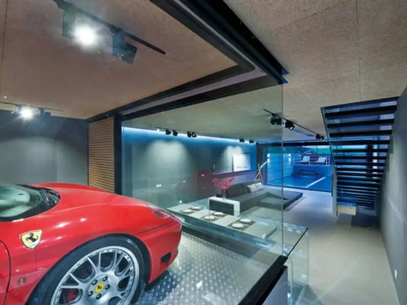 Designul extravagant al casei cu un Ferrari amplasat in mijlocul ei